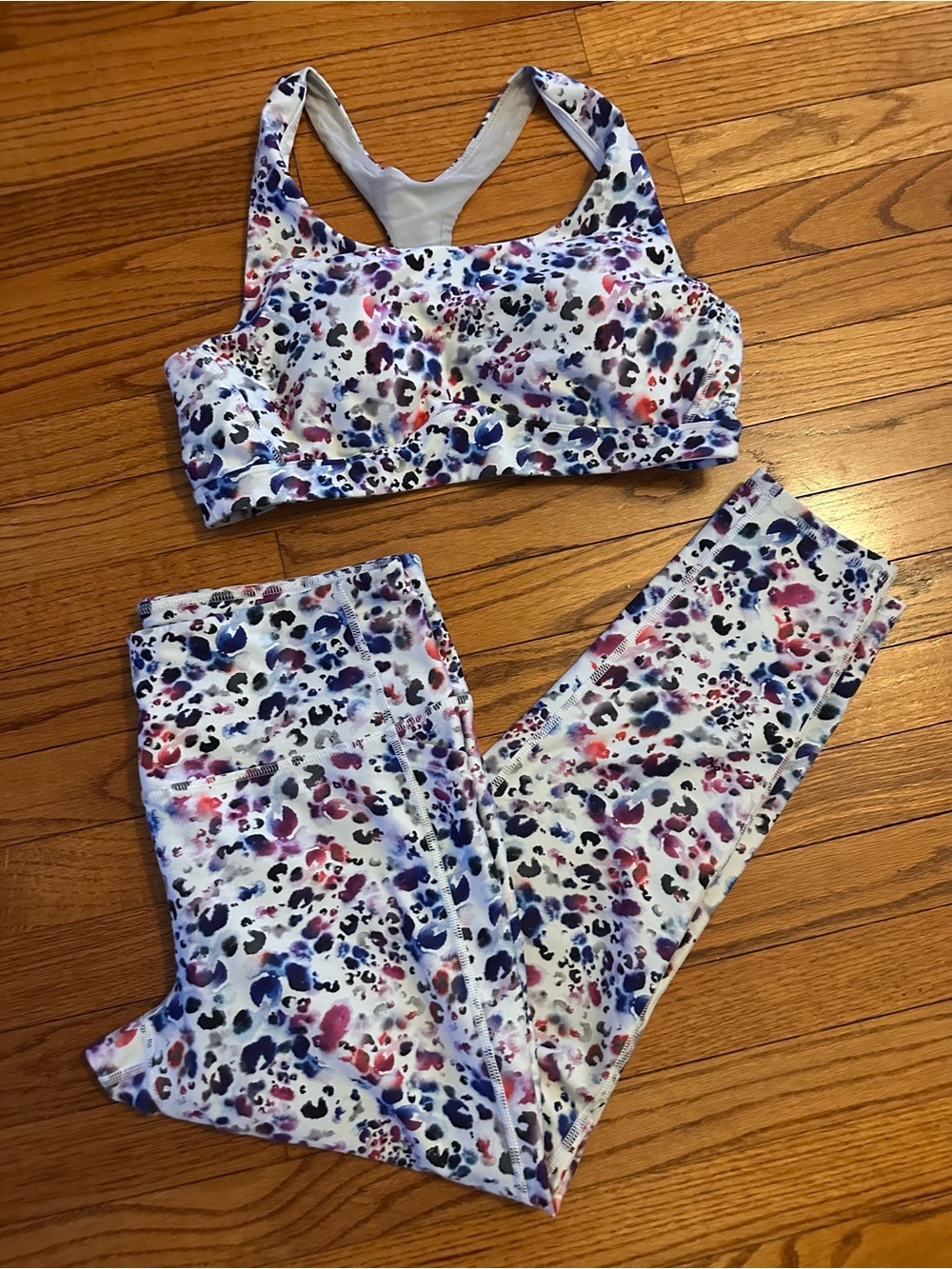 DSG White Sports Bra and Leggings Set with Multicolor Leopard Print